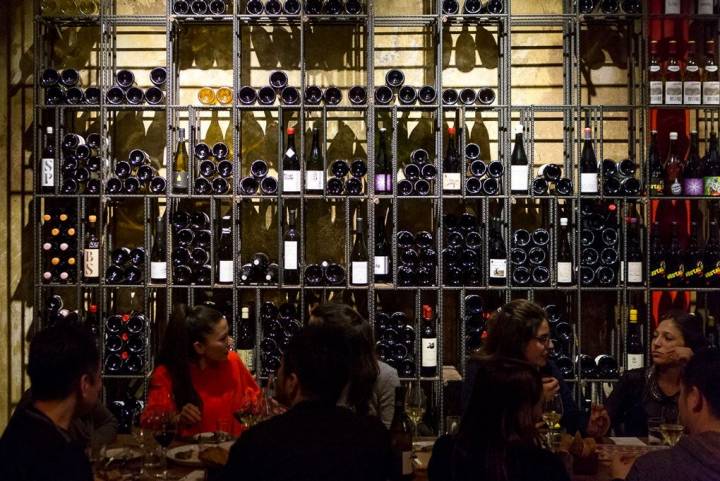 El 'Bar Brutal' cuenta con más de 600 referencias de vinos.
