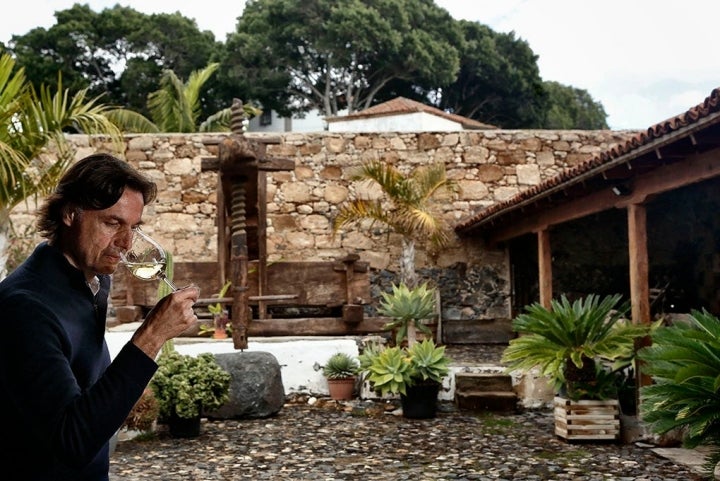 Enrique Alfonso en el patio de su casa, presidido por un lagar de 1822.