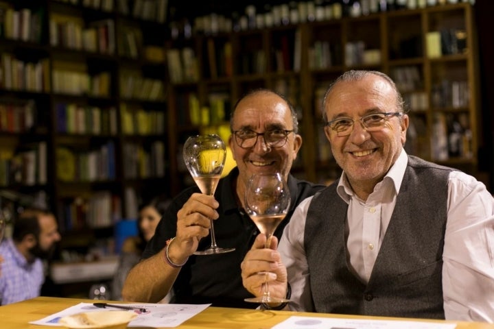 Clientes de la vinoteca Enópata catando uno de los vinos (Valencia). Foto: Eva Máñez