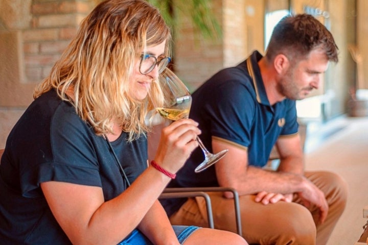 Vins Familia Ferrer: mujer oliendo una copa de cava