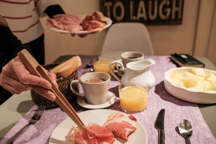 El desayuno es abundante y variado: una buena forma de empezar el día.