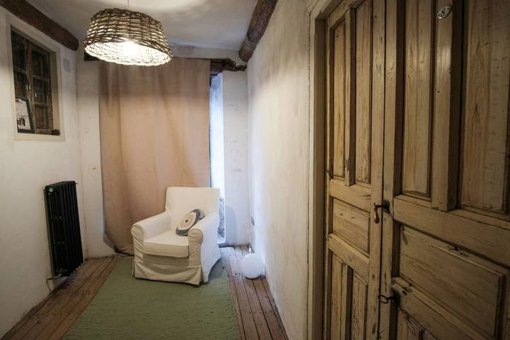 La madera del suelo y las puertas aportan calidez a la casa.