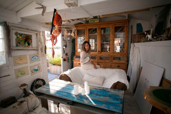 Casita de la Playa: Rebeca en el interior de la casita marinera, en la azotea de la Casita de la Playa, en el barrio de las Viñas. Foto: Juan Carlos Toro