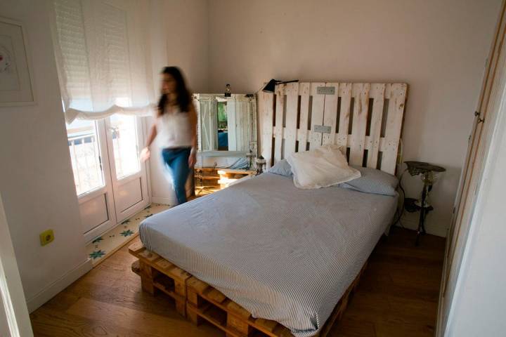 El ático del Puerto: En uno de los dos dormitorios la cama está sobre palets. Foto: Juan Carlos Toro