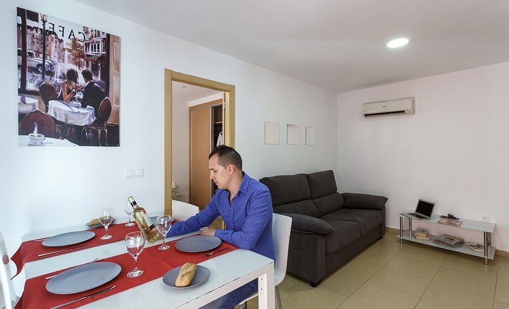 En la sala hay un sofá cama, mesa comedor y televisión