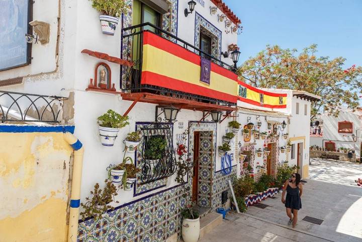 Las callejuelas del barrio de Santa Cruz, con sus características casas adornadas con flores y azulejos.