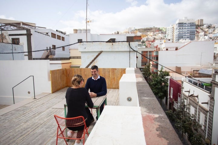 La terraza ofrece una perspectiva más relajada de esta comunidad de tejados y cúpulas.