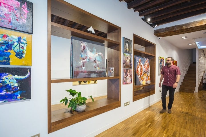 Hay apartamentos que exponen obras de artistas locales, como los 'Art Gallery'.