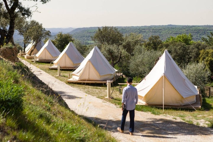 Las tiendas se encuentra en plena naturaleza.