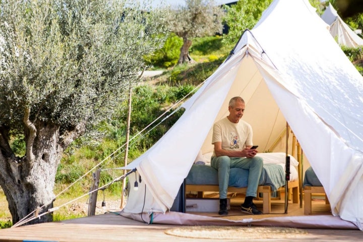 En la tienda Emperador hay dos camas con somier. 