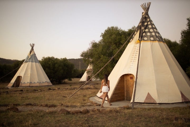 Vista exterior de las tiendas Tipis en  Wakana Foto: Juan Carlos Toro