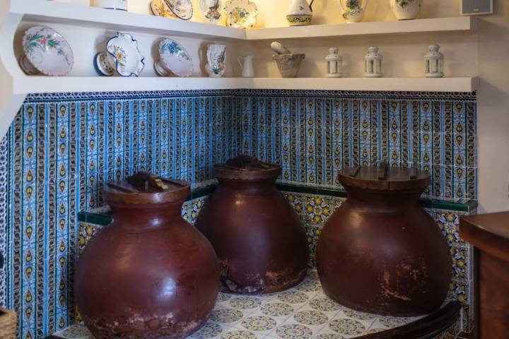 Antiguas vasijas de barro decoran la casa.