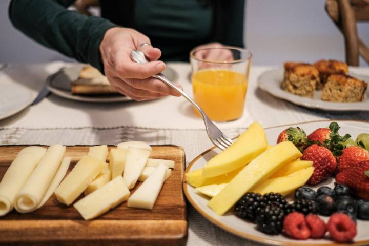 El desayuno con frutas, bizcochos, zumo, queso...