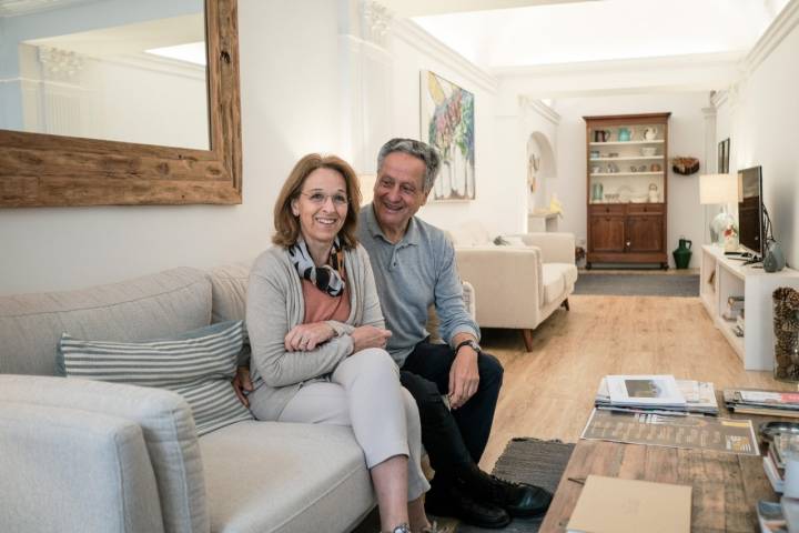 Susana y Carlos Cayolla, dueños del alojamiento, sentados en el salón de la planta de la casa.
