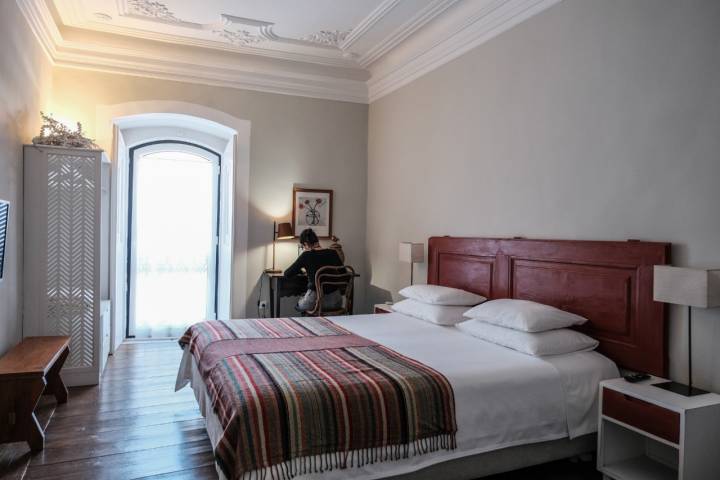 Una de las habitaciones de las cinco que tiene este alojamiento en Elvas.