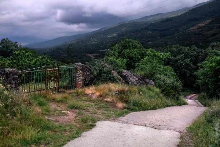 Subiendo del pueblo, esta es una parte del camino que lleva hasta el alojamiento rural.