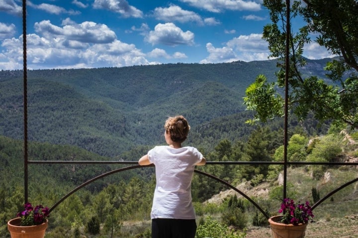 Vistas del valle desde la masía de  la casa rural Mar de la Carrasca, en el parque natural de Peñagolosa, Castellón.