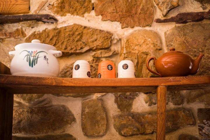 Detalle de juego de té japonés en la casa rural Mar de la Carrasca, en el valle de Peñagolosa, en Castellón.