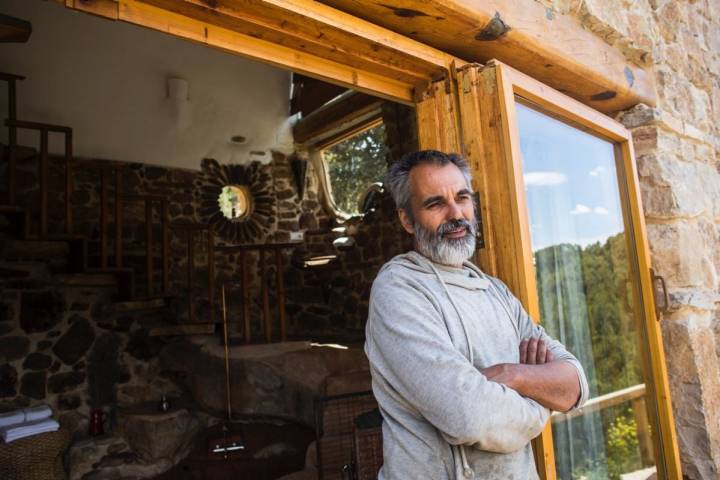 Alberto Ruiz, propietario y constructor de la casa rural Hotel de la Carrasca, en el valle de Peñagolosa, en Castellón.