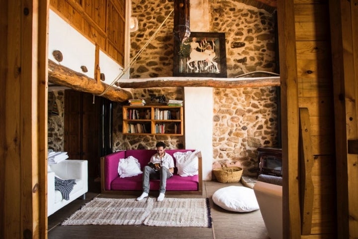 Interior de la habitación Oriental de la casa rural Mar de la Carrasca, en el parque natural de Peñagolosa, Castellón.