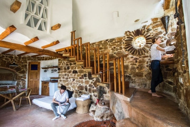 Interior de la habitación El Barco de la casa rural Mar de la Carrasca, en el parque natural Peñagolosa, en Castellón.