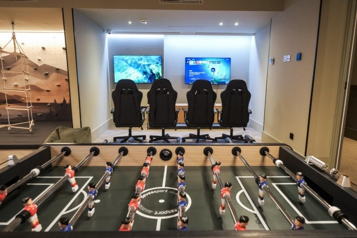Zona de la Casa Kids donde está el futbolín, el rocódromo y la zona de videoconsolas.