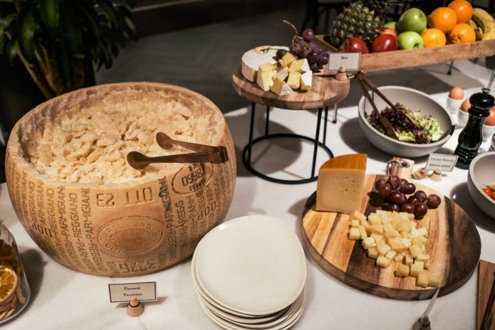 Sección de quesos en el desayuno.