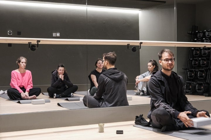 Cristian Da Cunha, manager de Casa Wellness, dirige clases personalizas.