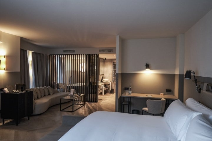 Suite de esquina con bañera al fondo.