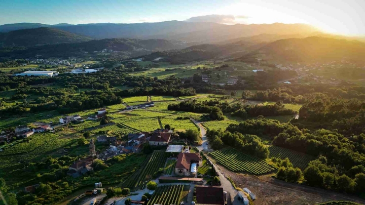 Vista aérea del casal y las viñas.