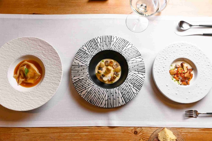 La traca final de entrantes: huevo de faisán cocinado a baja temperatura, ravioli de gallo de corral y espárrago blanco.