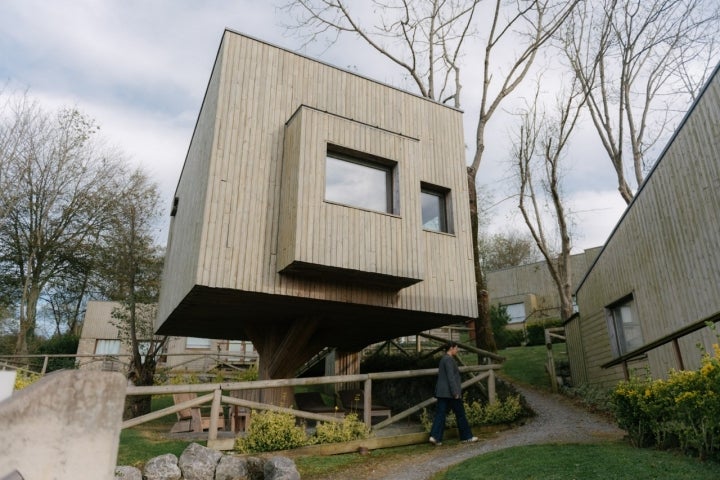 La más codiciada es Villa Árbol, una suite suspendida sobre un tronco que simula una cabaña.