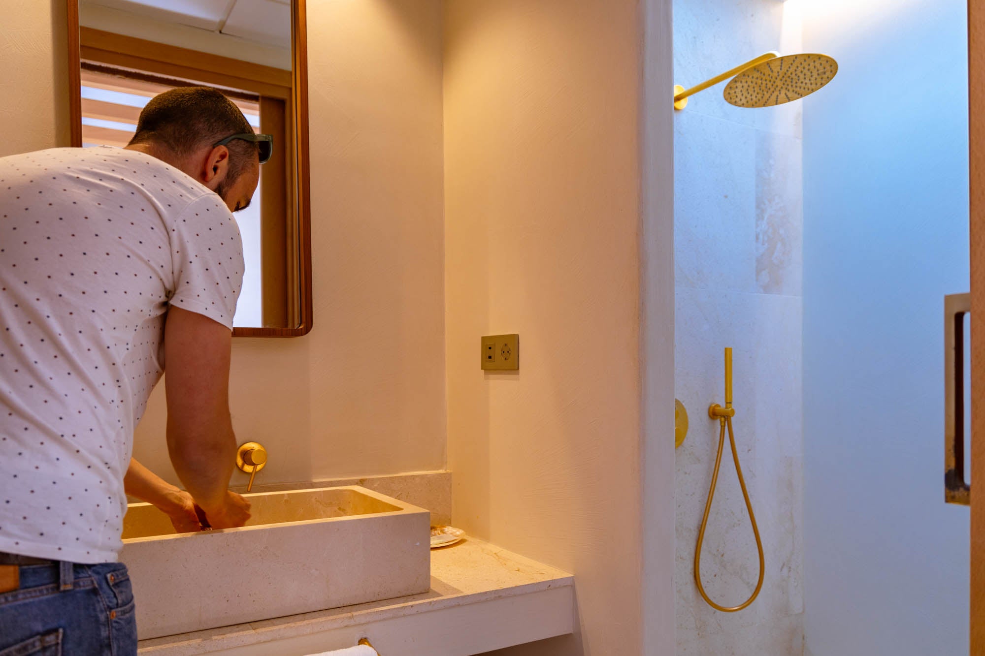 Un chico se lava las manos en el baño de la habitación.