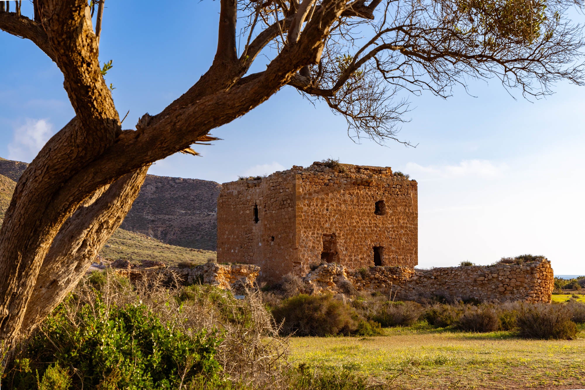 Castillo de San Ramón sobre la duna fósil del playazo de Rodalquilar.