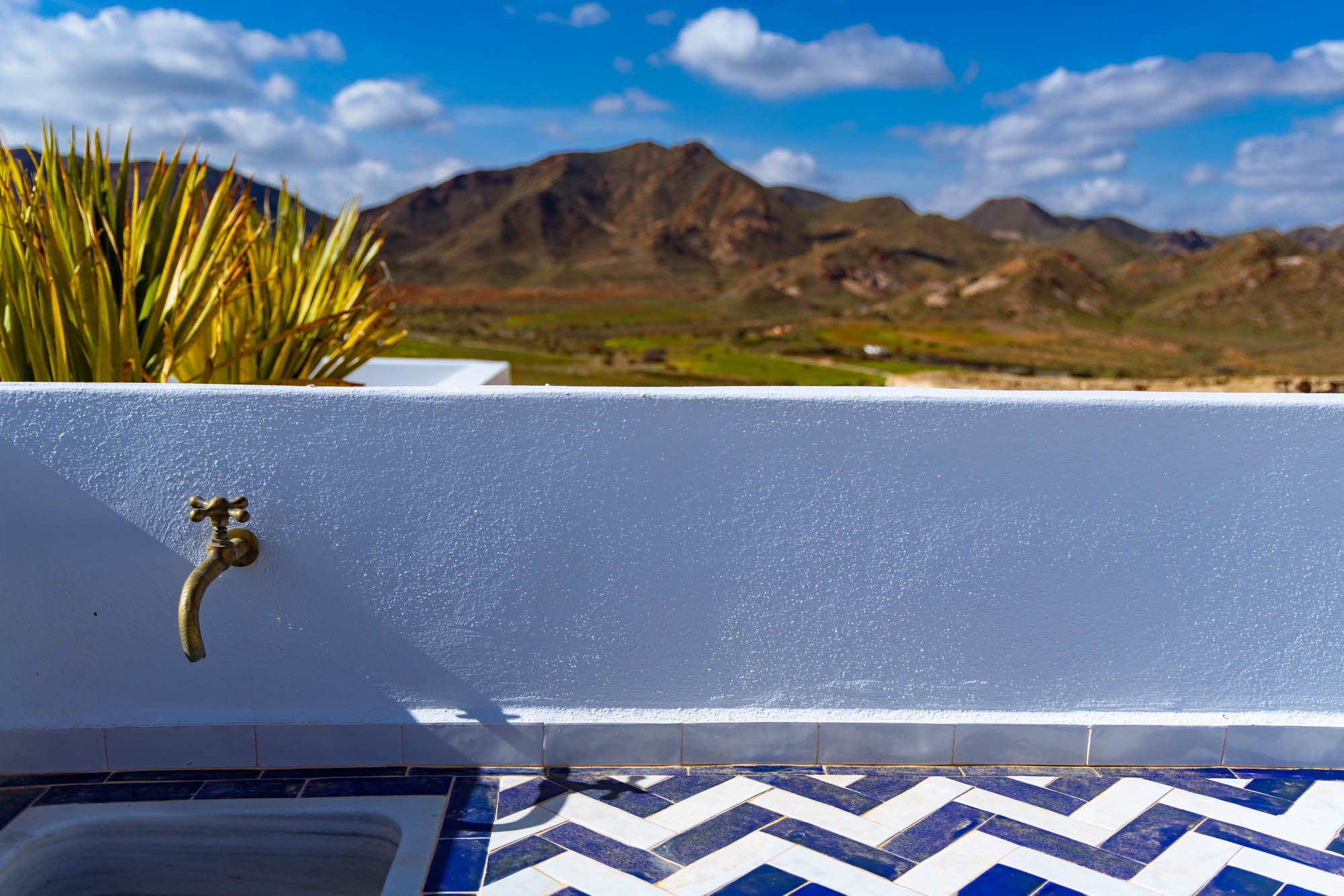 Detalles de la grifería y los azulejos del chill out.