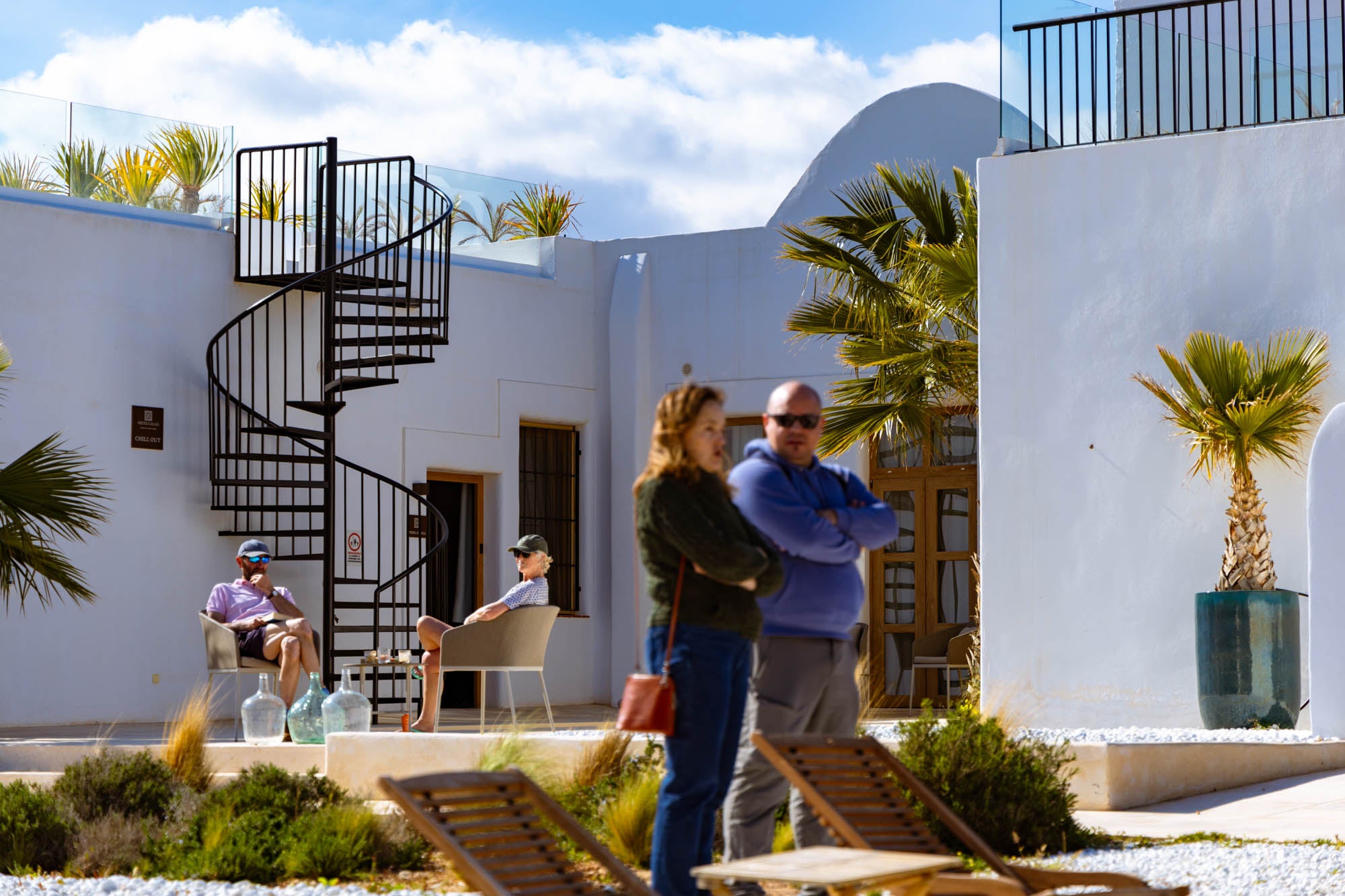 El patio andaluz y gente relajada.