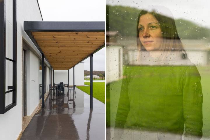 Paula Gómez, dueña del albergue, fotografiada a través de una ventana; y la terraza exterior en un día lluvioso.