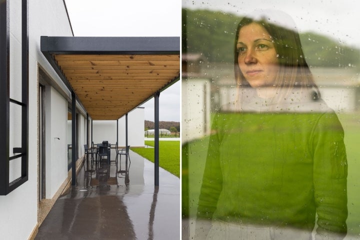 Paula Gómez, dueña del albergue, fotografiada a través de una ventana; y la terraza exterior en un día lluvioso.