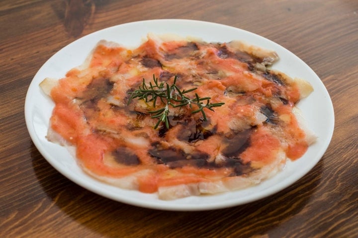 Carpaccio de bacalao con vinagreta.