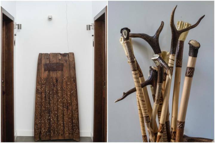 Un antiguo trillo decora uno de los pasillos. A la derecha, bastones de avellano.