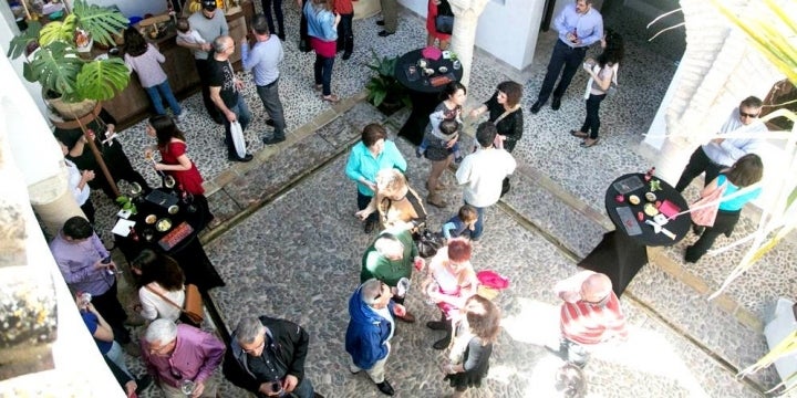 Vista desde arriba del patio lleno de gente durante una celebración