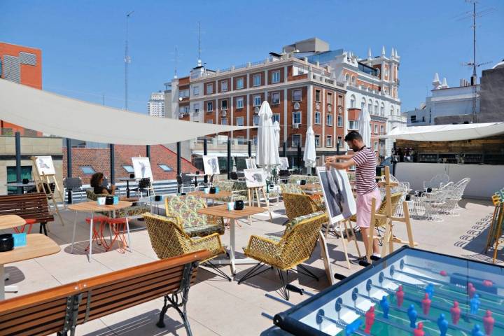 El rooftop, en el sexto piso, tiene una bonita terraza con una barra en forma de container y dos jacuzzis a cielo abierto.