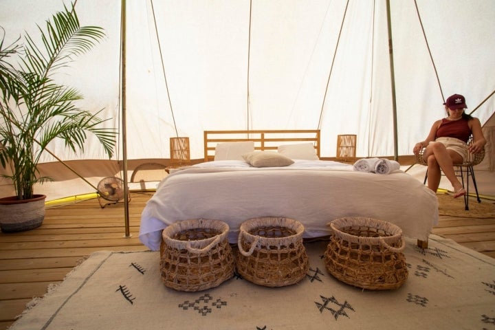 interior tienda glamping