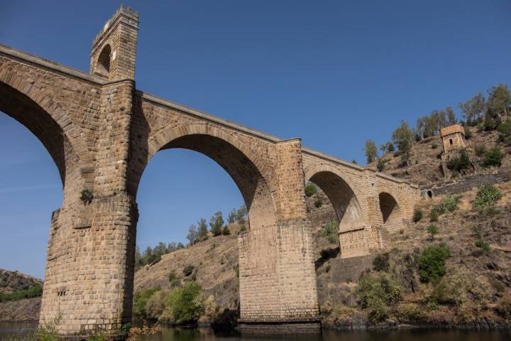 El pueblo podría, pero no lo hace, quedar eclipsado por su impresionante puente romano.