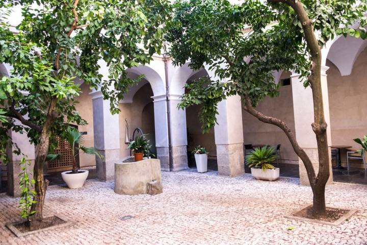 El claustro del antiguo convento ahora funciona como patio de enlace en el alojamiento.