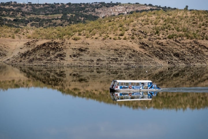 En la presa cercana al alojamiento se pueden contratar cruceros.