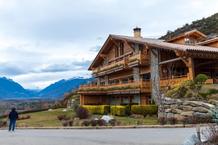 El Hotel 'Viñas de Lárrede' se presenta como una enorme casita de marquetería protegida por una cubierta de teja.