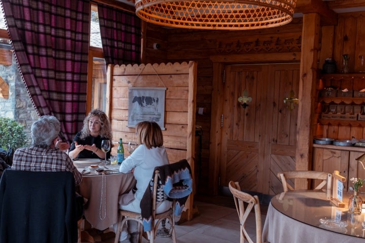 Huéspedes y no huéspedes pueden reservar mesa en el restaurante.