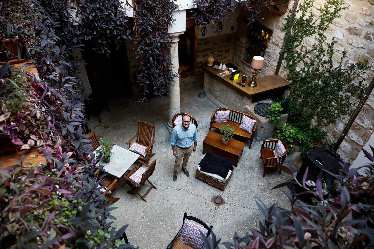 Carlos Rentero, propietario del alojamiento, en el patio interior.