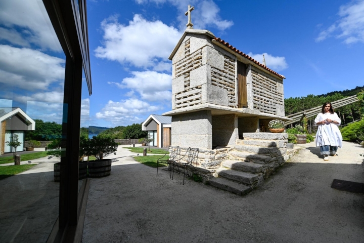 El hórreo recuerda que esta casa que te acoge hunde sus raíces en la historia de esta bahía.